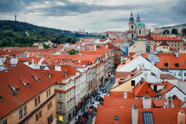 Prag Ufuk Çizgisi Çatı Manzarası Çek Cumhuriyeti 'nde kilise ve kubbe.