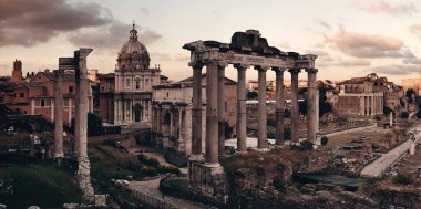 Roma Forumu ile renkli bulut gün batımında antik mimari kalıntıları ile. İtalya.