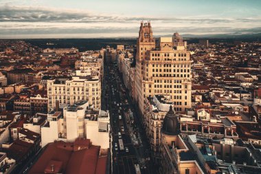 Madrid, İspanya 'daki Gran Via alışveriş bölgesinin havadan görüntüsü.