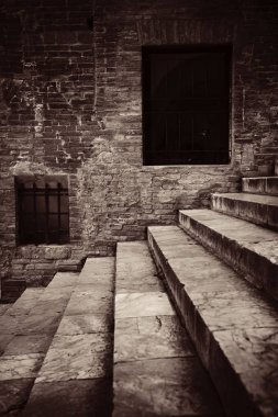 İtalya Siena eski binası, merdivenleri ve penceresi tuğla duvarlı.