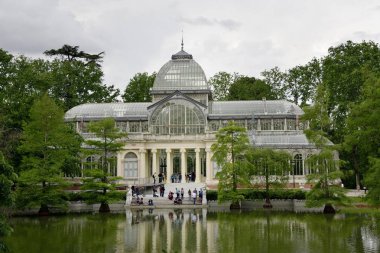 Madrid, İspanya 'daki El Retiro Parkı' ndaki Kristal Saray veya Palacio de Cristalis.