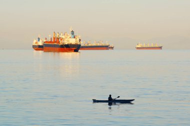 Vancouver 'da gün doğumunda kargo gemisi denizde ve kanoda..