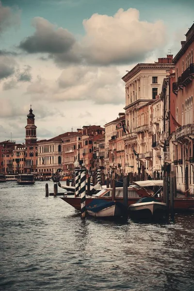 塔や歴史的建造物とヴェネツィア運河の景色 イタリア — ストック写真
