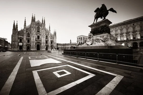 Pomnik Króla Wiktora Emmanuela Placu Katedralnym Lub Piazza Del Duomo — Zdjęcie stockowe