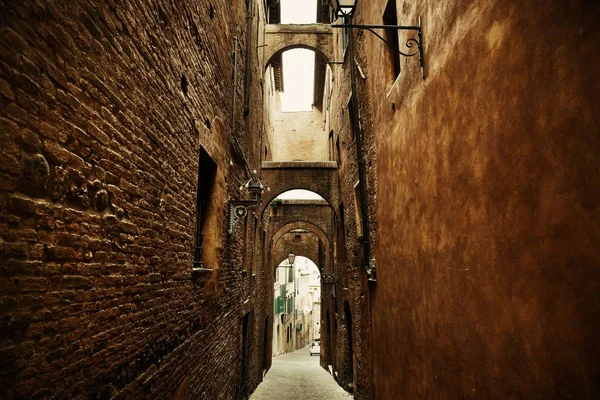 Vista Rua Com Edifícios Antigos Arcada Siena Itália — Fotografia de Stock