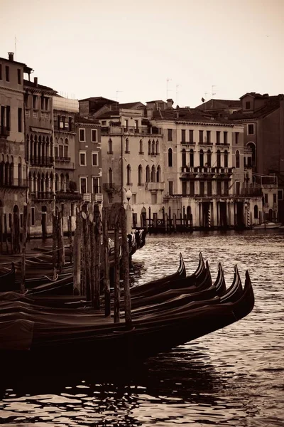 Gondole Parc Dans Eau Dans Canal Venise Avec Des Bâtiments — Photo