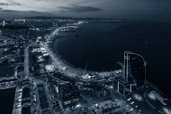 İspanya 'daki Barselona kıyılarının geceleri hava manzarası.