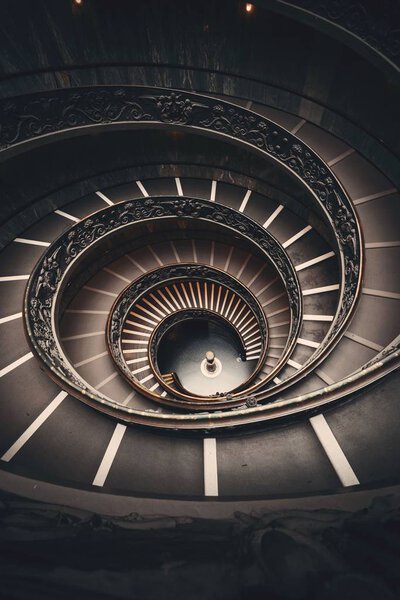 Спиральная лестница в музее Ватикана.  