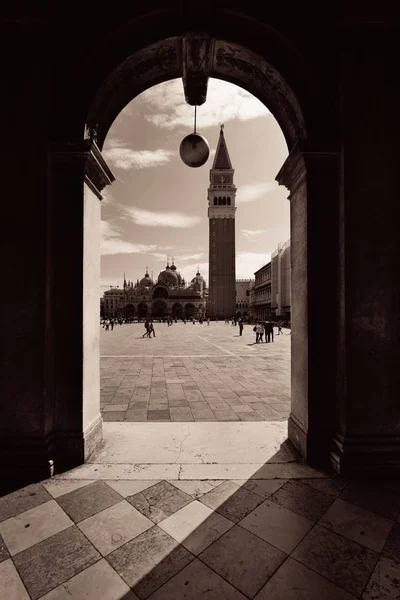 Käytävä Päivä Näkymä Piazza San Marco Aukiolla Venetsiassa Italia — kuvapankkivalokuva