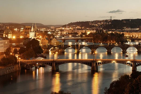 チェコ共和国のプラハのスカイラインと橋 — ストック写真