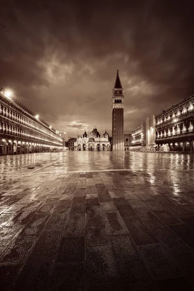 意大利威尼斯圣马可广场的钟楼和夜间历史建筑 — 图库照片