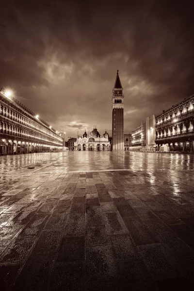 Venedik, İtalya 'daki Piazza San Marco' da geceleri çan kulesi ve tarihi binalar..
