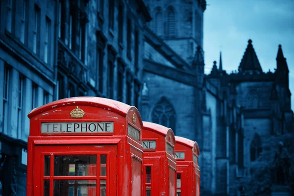 爱丁堡市街道景观与英国的电话亭 — 图库照片