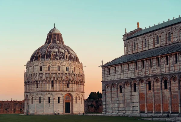 Pisa Piazza Dei Miracoli Gündoğumu Talya Kilise Kubbe Ile — Stok fotoğraf