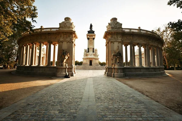 Momento Pôr Sol Monumento Alfonso Xii Parque Retiro Madrid Espanha — Fotografia de Stock