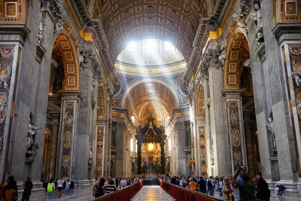 Peters Basilica Interiör Med Ljusstrålen Vatikanstaten — Stockfoto