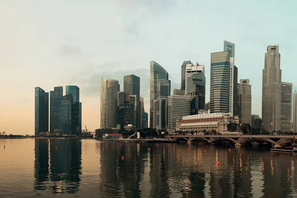 新加坡的天际线 城市建筑高耸入云 — 图库照片