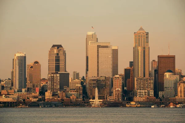 Seattle City Θέα Στον Ορίζοντα Πάνω Από Θάλασσα Αστική Αρχιτεκτονική — Φωτογραφία Αρχείου