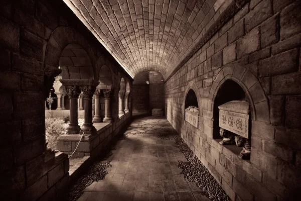 Pueblo Espanol Barcelona, İspanya 'daki Romanesque Manastırı' nın koridorunda.