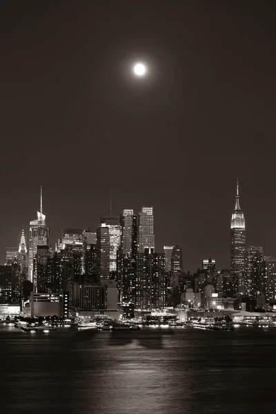 Salida Luna Sobre Centro Manhattan Con Horizonte Ciudad Por Noche — Foto de Stock