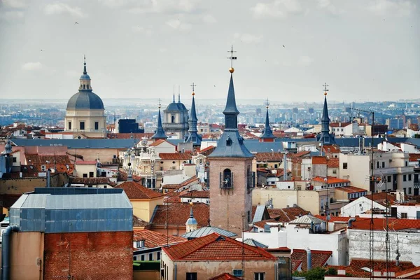 スペインの建物や教会の鐘楼とマドリードのスカイライン屋上ビュー — ストック写真