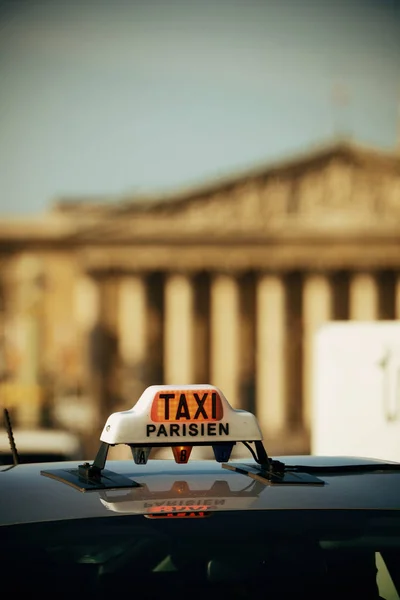 Paris Sokakta Taksi Işareti — Stok fotoğraf