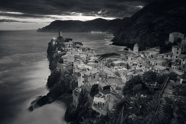 Vernazza Avec Des Bâtiments Sur Des Rochers Dessus Mer Noir — Photo