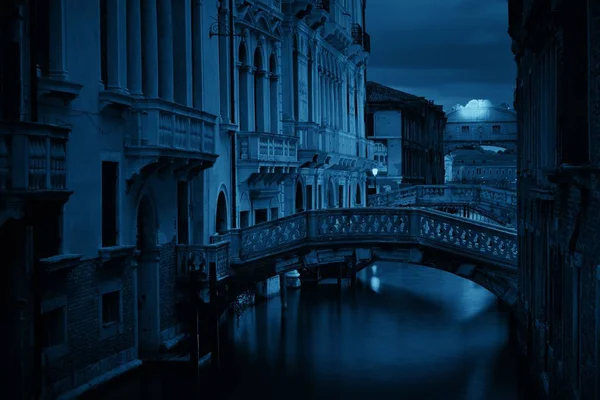 Benátský Průplav Noci Mostem Historických Budov Itálie — Stock fotografie