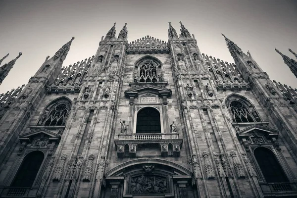 Catedral Milán Primer Plano Con Hermoso Patrón Escultura Italia —  Fotos de Stock