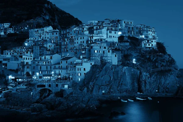 Манарола Видом Средиземное Море Зданиями Над Скалой Чинкве Терре Ночью — стоковое фото