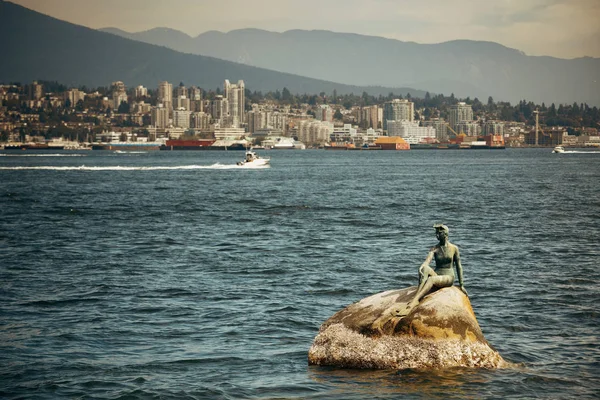 Menina Uma Escultura Wetsuit Mar Vancouver Canadá — Fotografia de Stock