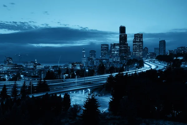 Seattle Şehir Manzaralı Şehir Mimarisi Alacakaranlıkta Trafik Işığı Yolu — Stok fotoğraf