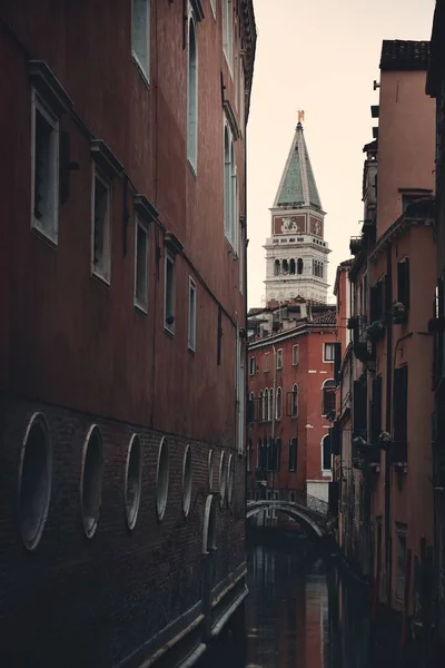 Campanario Entre Los Edificios Históricos Venecia Italia — Foto de Stock
