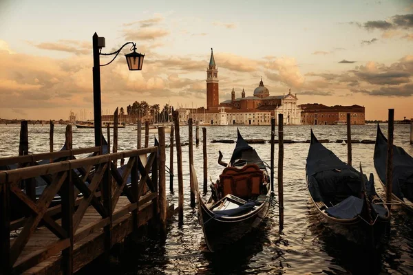 Gondola Park Vízben San Giorgio Maggiore Sziget Velencében Napkeltekor Olaszország — Stock Fotó