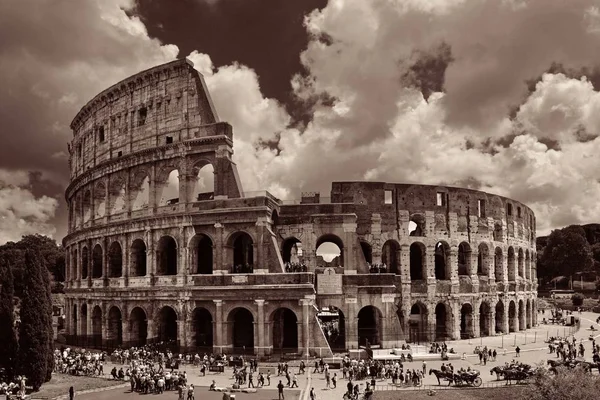 Colosseo Una Giornata Nuvolosa Punto Riferimento Conosciuto Tutto Mondo Simbolo — Foto Stock