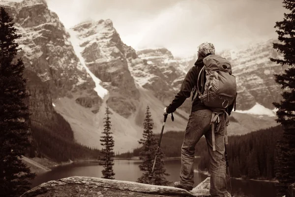 Мандрівник Озері Морейн Снігом Покритою Горою Банф Національному Парку Канаді — стокове фото