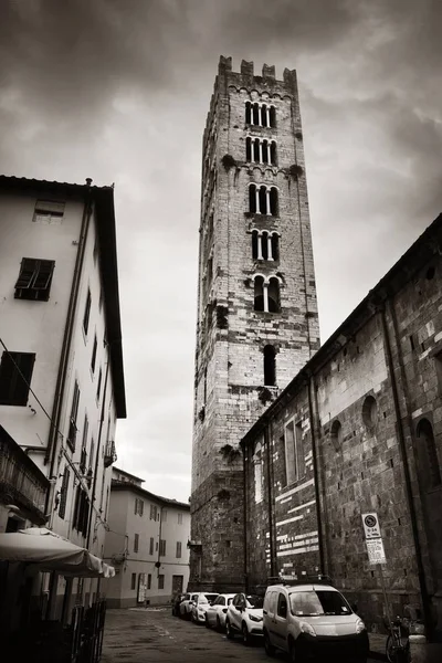 Lucca Widok Ulicy Dzwonnicą Włoszech — Zdjęcie stockowe