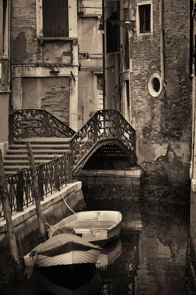 威尼斯小巷运河的船坞意大利 — 图库照片