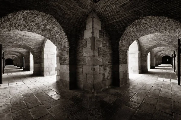アーチ構造の歩道 バルセロナ スペインのモンジュイック要塞 — ストック写真