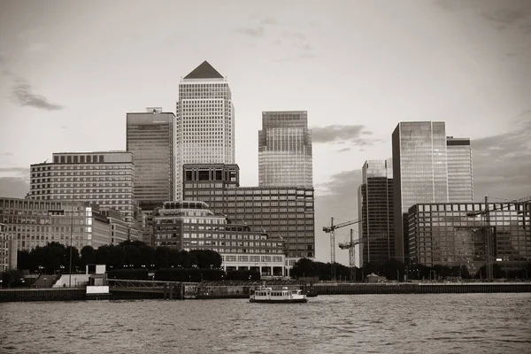 ロンドンのカナリーワーフビジネス地区黒と白 — ストック写真