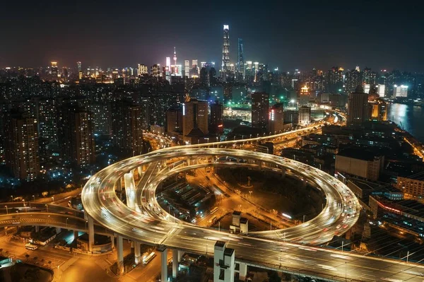 中国の交通量が多い黄浦川にかかる上海南浦橋 — ストック写真