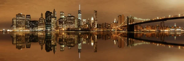 Manhattan Downtown Widok Brooklyn Bridge Nocą Odbicia — Zdjęcie stockowe