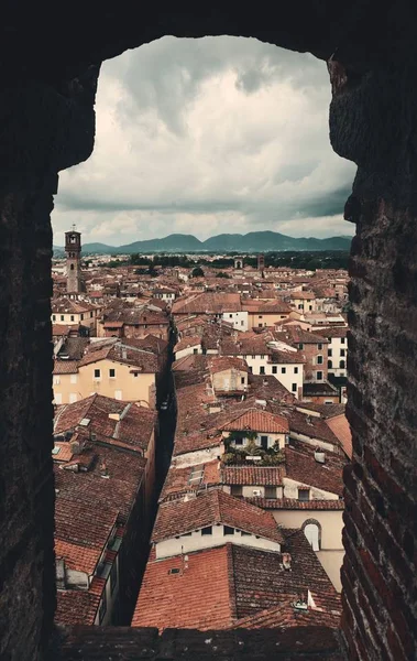 Lucca Kasabasının Çatısı Talya Nın Penceresinden Görünüyor — Stok fotoğraf