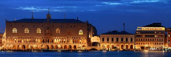 ドゥカーレ宮殿 イタリアの歴史的なアーキテクチャのパノラマ 夜のヴェネツィアの町並み — ストック写真