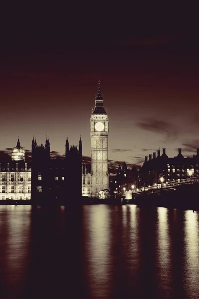 夕暮れ時のパノラマでロンドンのビッグ ベンと国会議事堂 — ストック写真