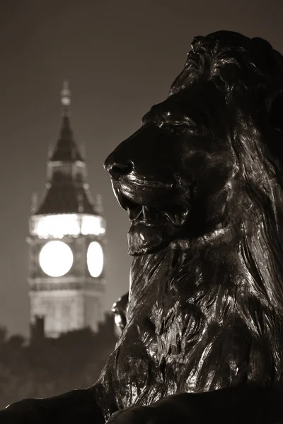 Trafalgar Meydanı Aslan Heykeli Londra Nın Büyük Ben Gece — Stok fotoğraf