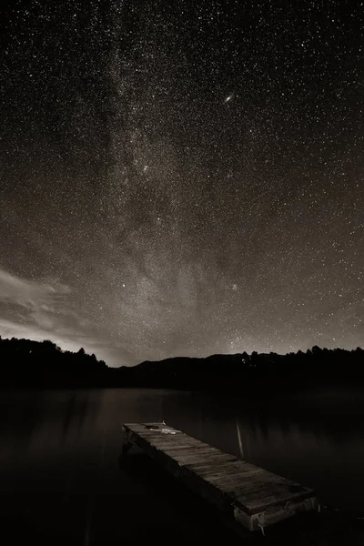 Milky Way Πέρα Από Λίμνη Την Αποβάθρα Στο Stowe Βερμόντ — Φωτογραφία Αρχείου