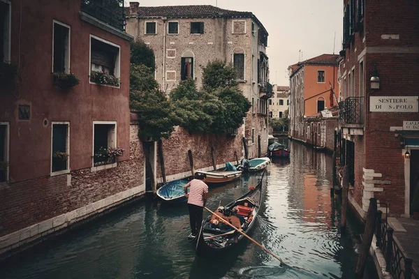 Gondola Βόλτα Στο Κανάλι Ιστορικά Κτίρια Στη Βενετία Ιταλία — Φωτογραφία Αρχείου