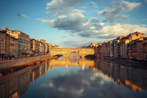 Ponte Vecchio Felett Arno Folyó Firenzében Olaszország Napkeltekor — Stock Fotó