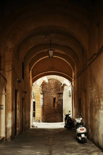 Straatzicht Met Oude Gebouwen Poort Siena Italië — Stockfoto